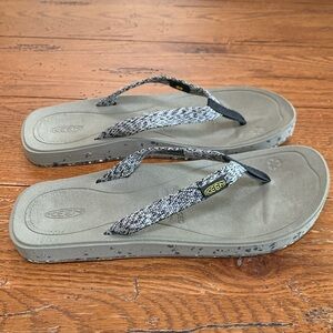 KEEN Harvest Flip Sandals Women’s Black White Graphic Webbing 1024308 Size 9